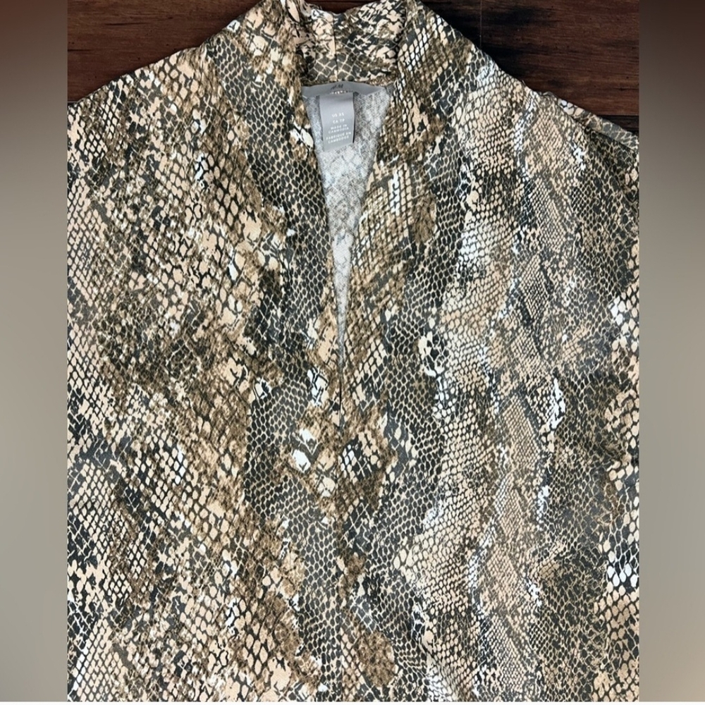 H&M Snakeskin Print V-Neck Top - Size L 🔥
